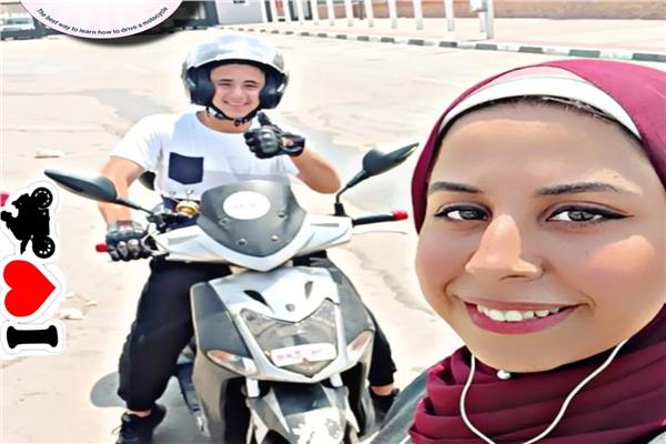 فتيات يتفوقن في قيادة الاسكوتر