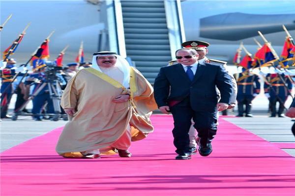الرئيس السيسي يودع أخيه ملك البحرين من مطار العلمين الدولى