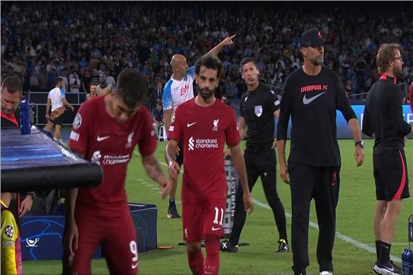 محمد صلاح يغادر مباراة ليفربول ونابولي