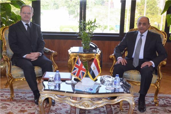 وزير الطيران  يلتقي السفير البريطاني بالقاهرة