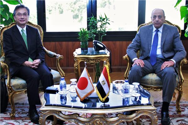 وزير الطيران يبحث مع سفير اليابان بمصر تعزيز التعاون
