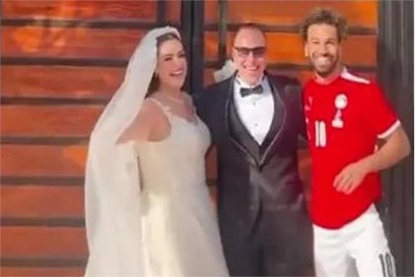  محمد صلاح يفاجئ عروسين أثناء زفافهما