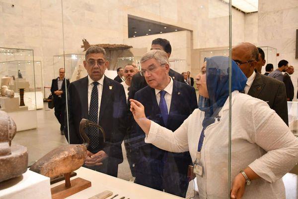 الدكتور أشرف صبحي و توماس باخ رئيس اللجنة الأوليمبية الدولية في المتحف القومي للحضارة المصرية