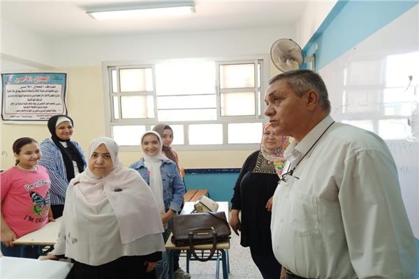 هشام العتمونى مدير عام إدارة قليوب التعليمية يتابع استعدادت المدارس