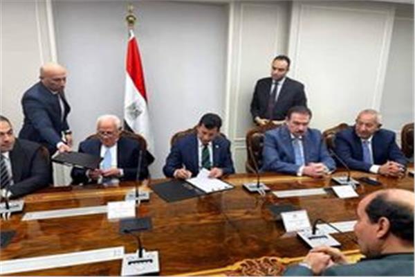 توقيع عقد بناء استاد النادي المصري
