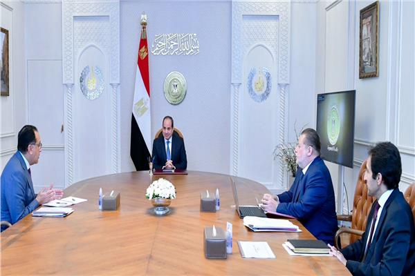  الرئيس السيسي  خلال الاجتماع  مع رئيس الوزراء  ومحافظ البنك المركزي
