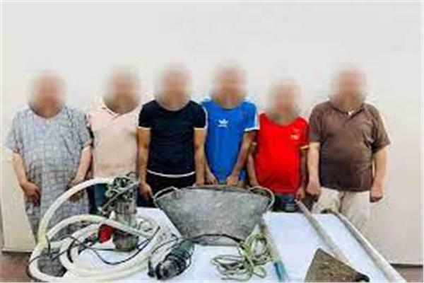المتهمون والات التنقيب