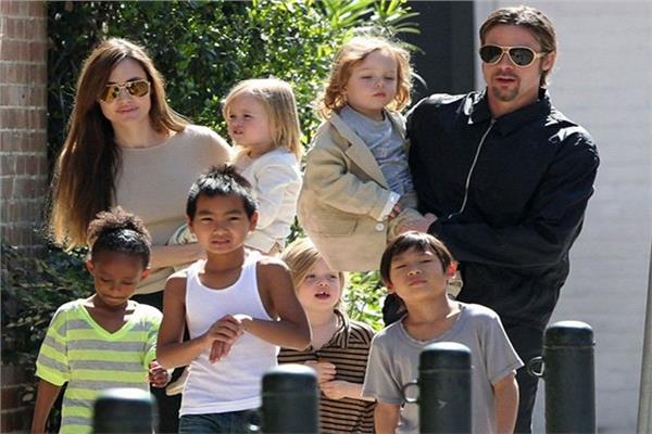 انجلينا جولي وبراد بيت مع اطفالهم