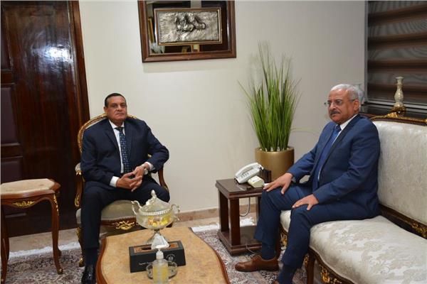 اللواء هشام آمنة وزير التنمية المحلية و اللواء عبدالمجيد صقر محافظ السويس