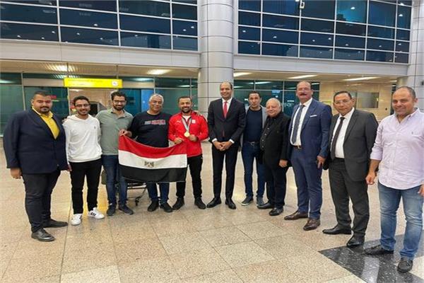 استقبال بطل مصر فى الرماية اللاعب  "عزمى محيلبة" بمطار القاهرة 