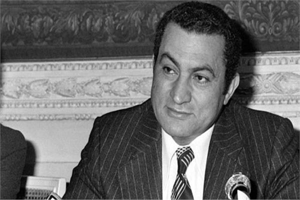  مبارك رئيسا لمصر خلفا لـ السادات بعد اغتياله