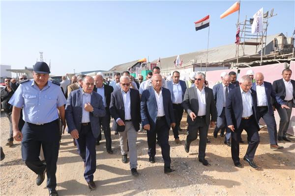 وزير النقل  يزور ميناء غرب بورسعيد ويتفقد محطة الحاويات
