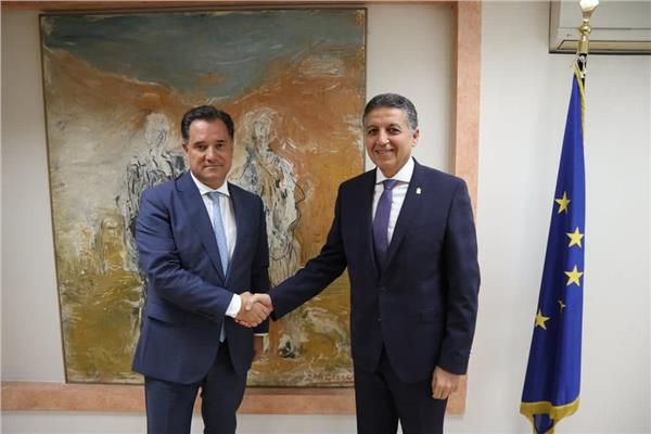 السفير المصري في أثينا يلتقي وزير التنمية والاستثمار