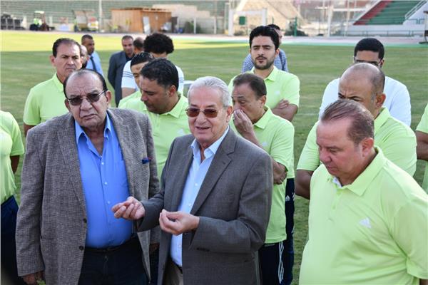 رئيس المقاولون العرب مع للاعبين