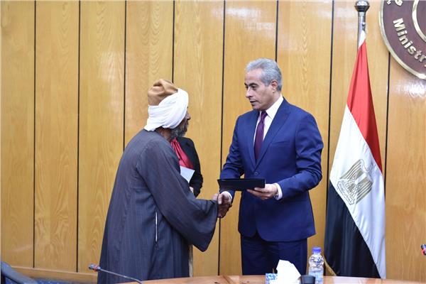  وزير القوى العاملة حسن شحاتة  يسلم شيكات تعويض وثائق التأمين 