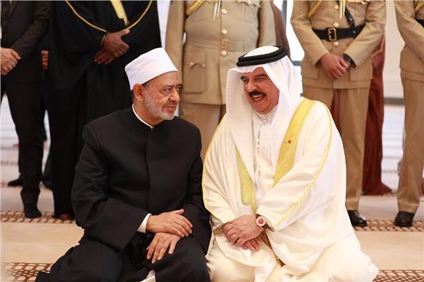 شيخ الأزهر يؤدي صلاة الجمعة مع جلالة ملك البحرين 