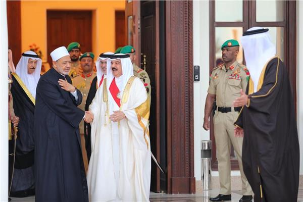 الملك حمد بن عيسى آل خليفة ملك البحرين يودِّع الدكتور أحمد الطيب شيخ الأزهر