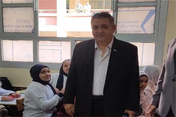 هشام العتمونى مدير الإدارة التعليمية بقليوب خلال جولته بمدارس بلقس 