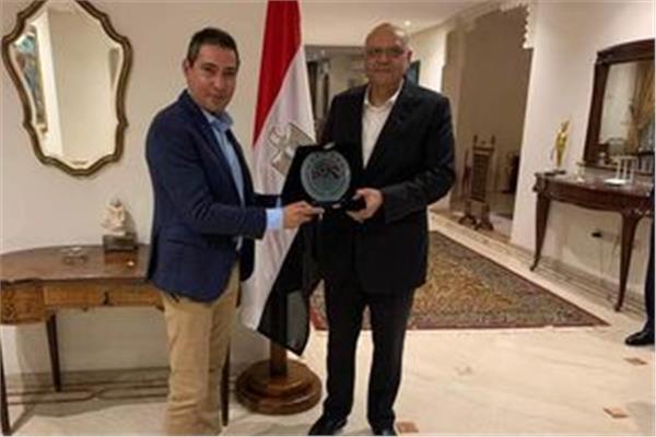 بركات يهدى سفير مصر بالمغرب درع اتحاد الكرة