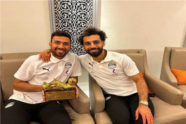 محمد صلاح يهدي تريزيجيه جائزة أفضل لاعب