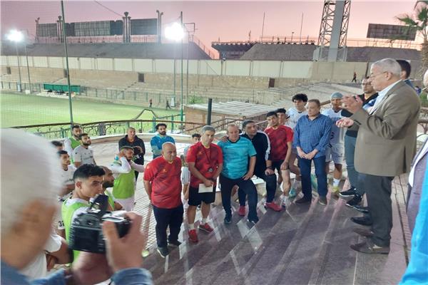 رئيس المقاولون العرب يحفز اللاعبين قبل مواجهة الأهلي