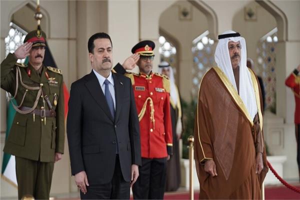 جانب من مراسم استقبال رئيس وزراء العراق بالكويت