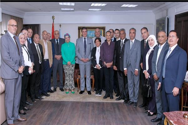 حسين زين مع  رؤساء قطاعات الوطنية للإعلام   
