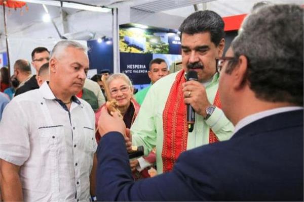 الرئيس الفنزويلي يتفقد الجناح المصري