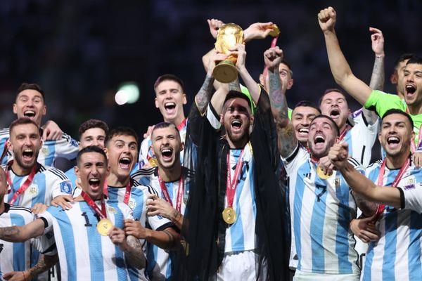  النجم الأرجنتيني ليونيل ميسي يرفع كأس العالم قطر 2022