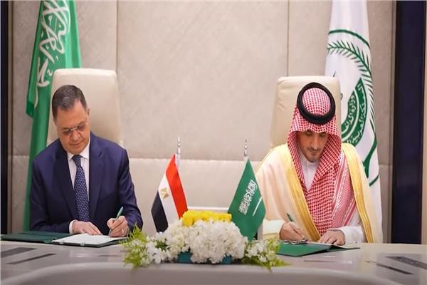 وزير الداخلية أثناء توقيع بروتوكول تعاون مع نظيره السعودي