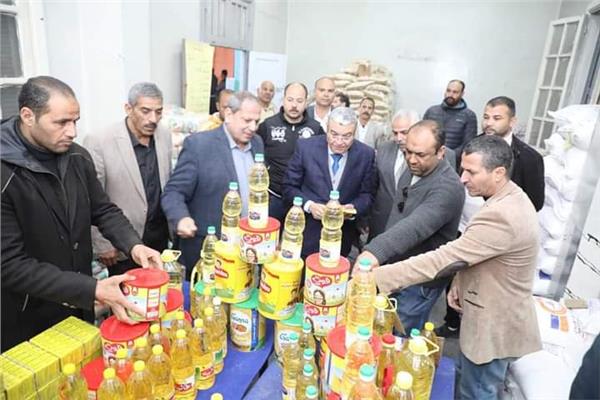 محافظ المنيا يتفقد المنفذ الثابت لبيع السلع الغذائية بأسعار مخفضة بمدينة سمالوط 