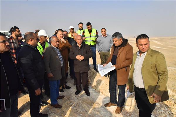 الفريق مهندس كامل الوزير وزير النقل خلال تفقده الخط الثاني للقطار الكهربائي السريع
