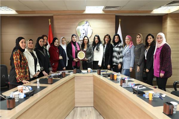  الدكتورة مايا مرسي رئيسة المجلس القومي للمرأة وجانب من الاجتماع