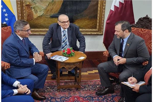 وزير الخلرجية الفنزويلى مع سفير قطر