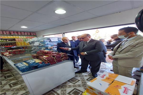 محافظ القاهرة بداخل منفذ بيع السلع الغذائية 