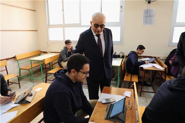 وزير التربية والتعليم  يتفقد سير امتحانات الشهادة الإعدادية