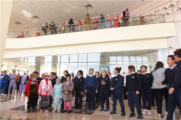 طلاب مدارس النيل المصرية الدولية بالأقصر أثناء زيارتهم مستشفى شفاء الأورمان لعلاج الاورام بالمجان