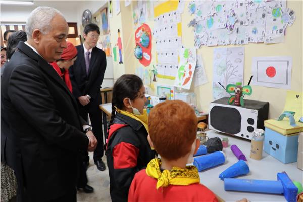 الدكتور رضا حجازي و سفير اليابان في مصر أثناء تفقدهما المدرسة المصرية اليابانية