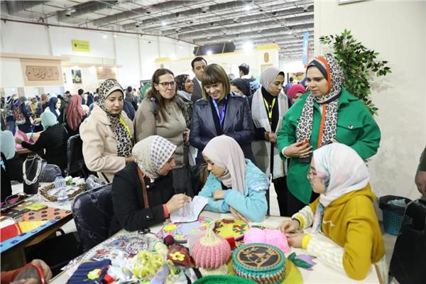 منسق الأمم المتحدة في مصر خلال زيارتها لجناح الأزهر بمعرض الكتاب