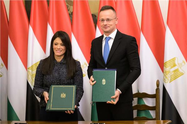 وزيرة التعاون الدولي مع الوزير المجري