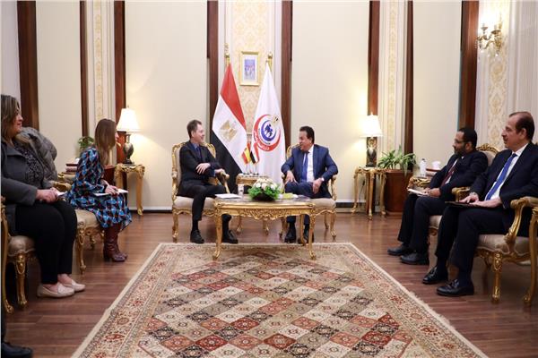 وزير الصحة يستقبل السفير الأسباني لدى مصر 