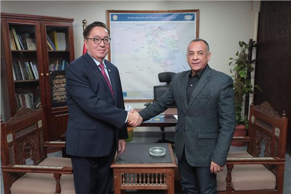 الأمين العام للمجلس الأعلى للآثار يلتقي سفير كازاخستان بالقاهرة  