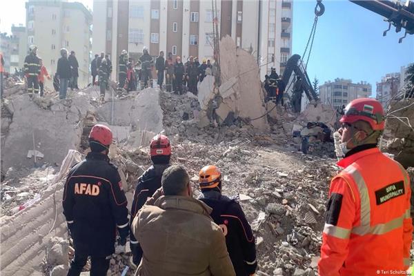 انتشال أكثر من 8 آلاف شخص حيا من تحت أنقاض المباني المدمرة