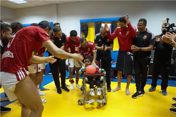 إحتفال لاعبو الأهلي بعيد ميلاد طفل من ذوي الإعاقة 