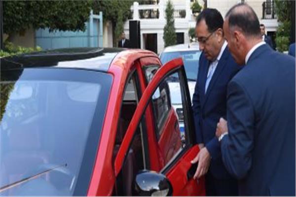  رئيس الوزراء خلال استعراض مشروع تصنيع سيارة كهربائية مصرية