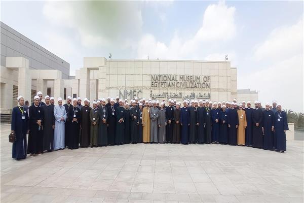 صورة تذكارية لأئمة الأوقاف خلال زيارتهم لمتحف الحضارة