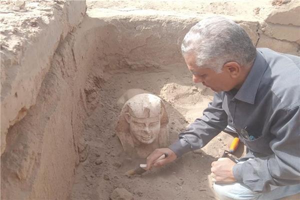 عالم المصريات د. ممدوح الدماطي وزير الآثار الأسبق في موقع الكشف الأثري