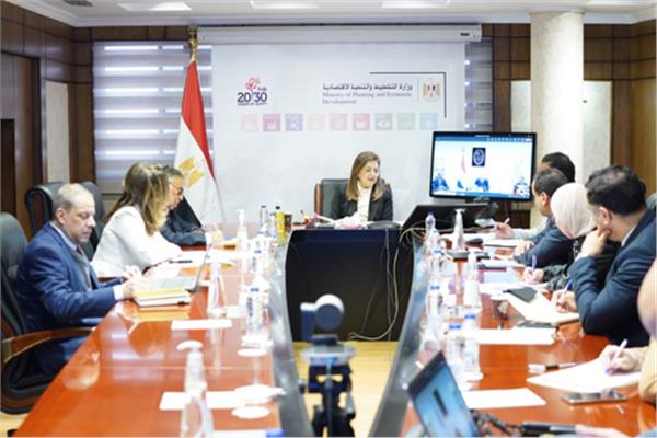  الدكتورة هالة السعيد، وزيرة التخطيط  مع الدكتور عاصم الجزار، وزير الإسكان اثناء الاجتماع