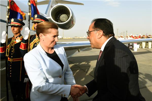 مدبولي  يستقبل رئيسة وزراء الدنمارك بمطار القاهرة