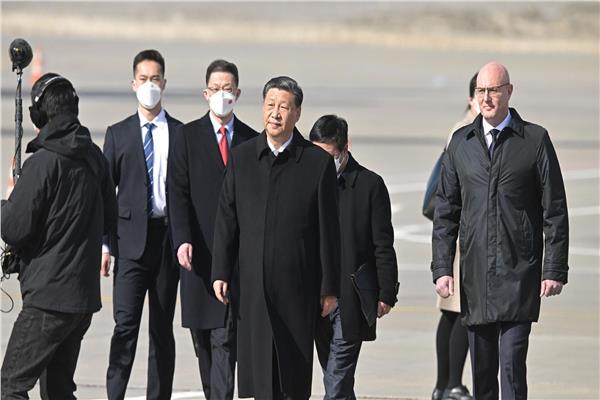 الرئيس الصيني خلال وصوله لروسيا